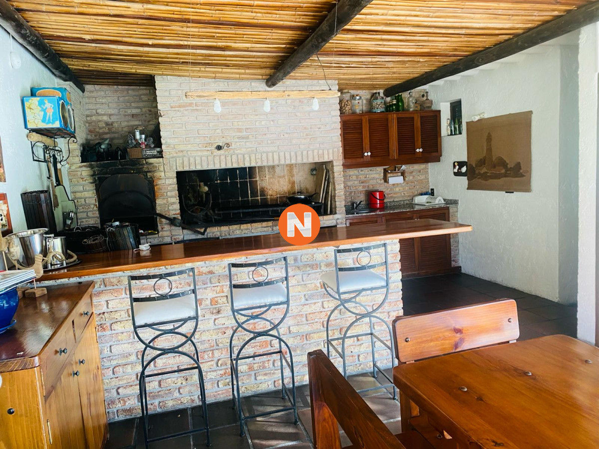 Casa Ref.215522 - Muy linda casa en venta, gran terreno y barbacoa