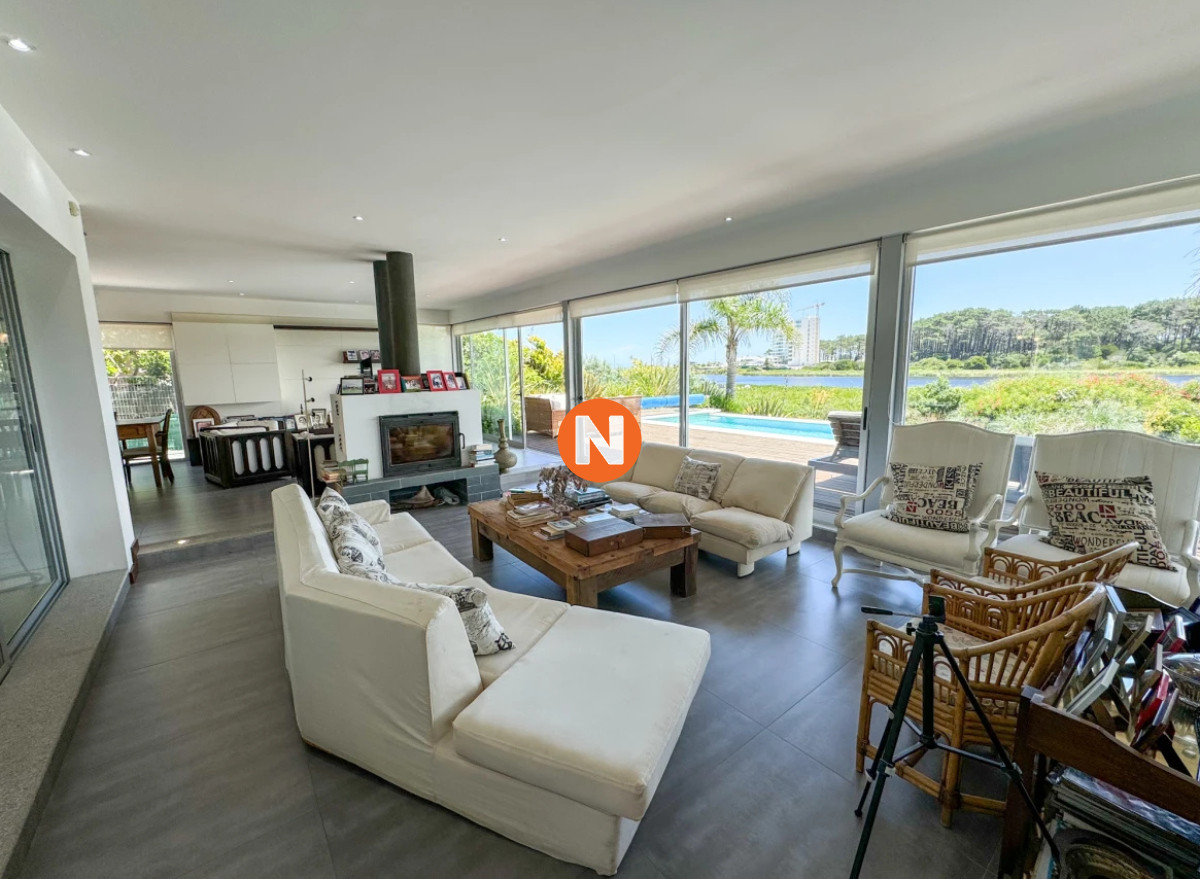 Casa Ref.223696 - Casa en venta con 4 dormitorios frente a Laguna del Diario, Punta del Este, Maldonado