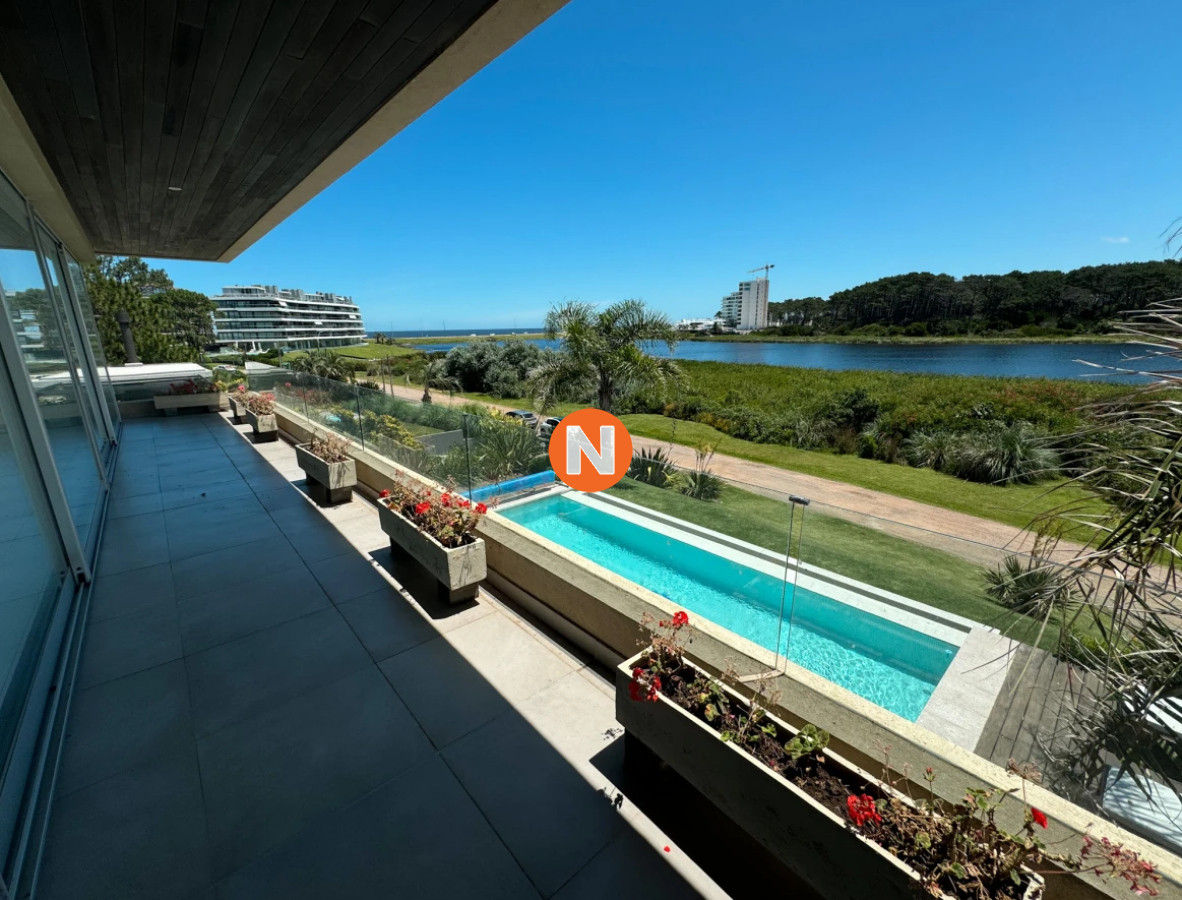 Casa Ref.223696 - Casa en venta con 4 dormitorios frente a Laguna del Diario, Punta del Este, Maldonado
