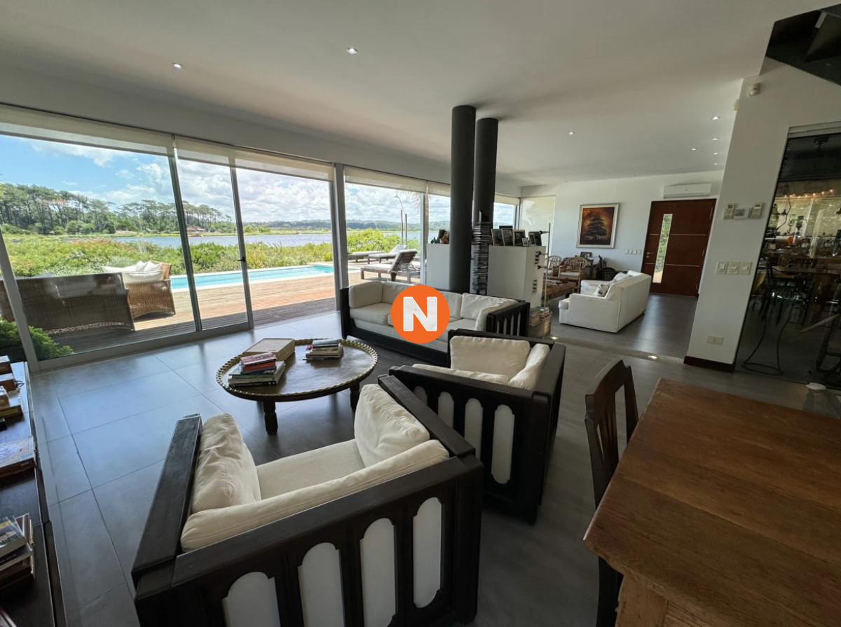 Casa Ref.223696 - Casa en venta con 4 dormitorios frente a Laguna del Diario, Punta del Este, Maldonado