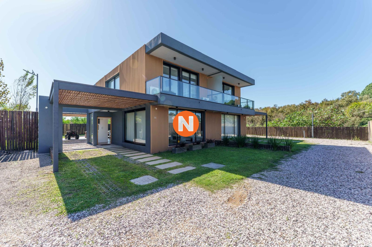 Casa Ref.225537 - Venta de Casa 3 Dorm. 3 Baños en Punta Ballena, Maldonado