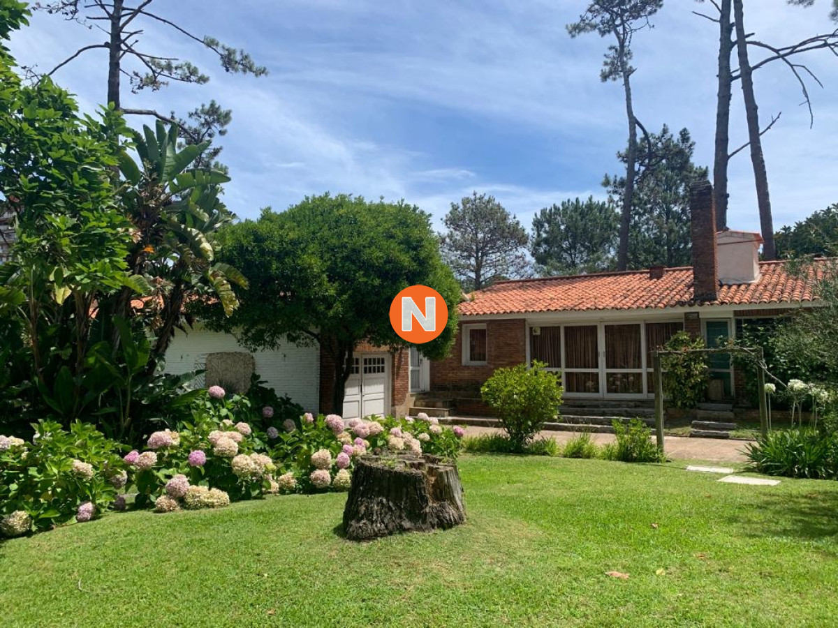 Casa Ref.220373 - Excelente oportunidad Chalet con amplios jardines y espacios verdes en venta