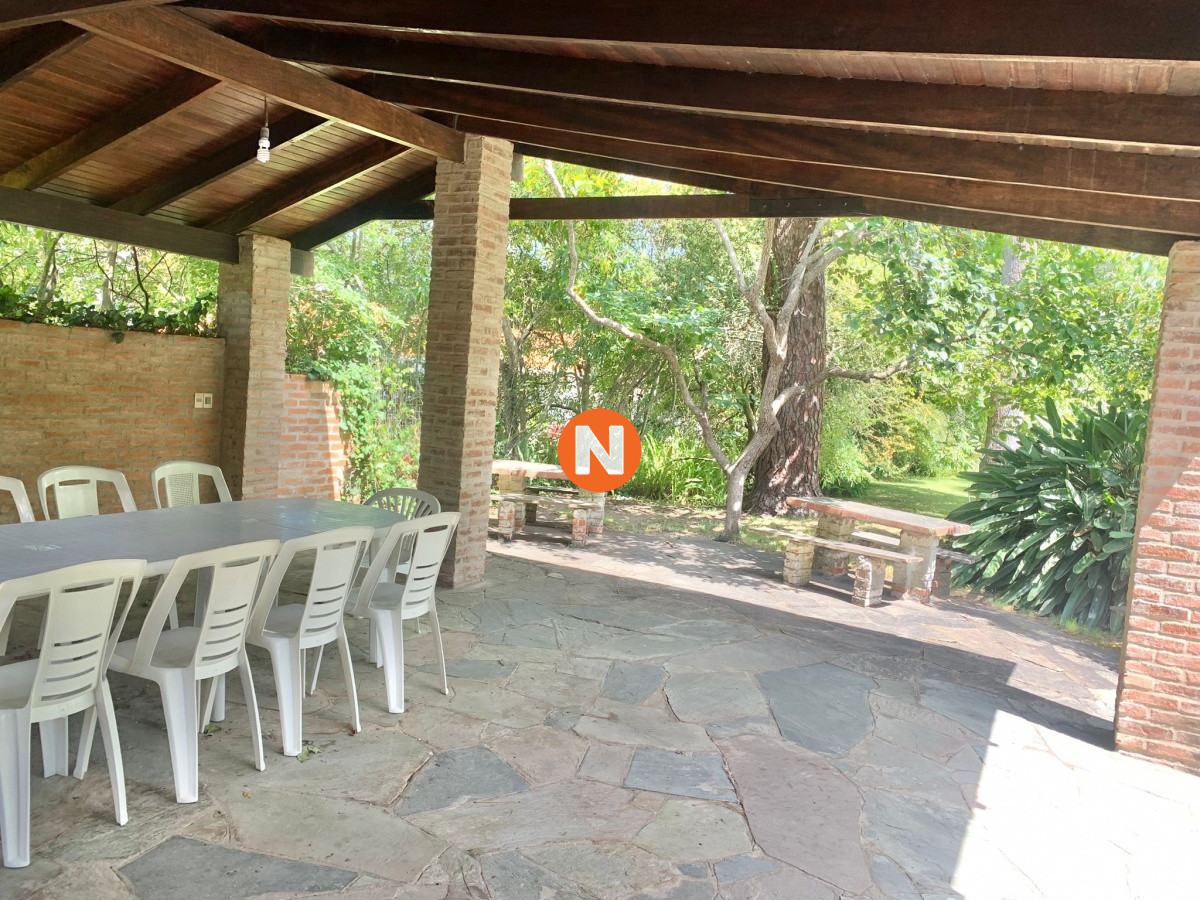 Casa Ref.220373 - Excelente oportunidad Chalet con amplios jardines y espacios verdes en venta