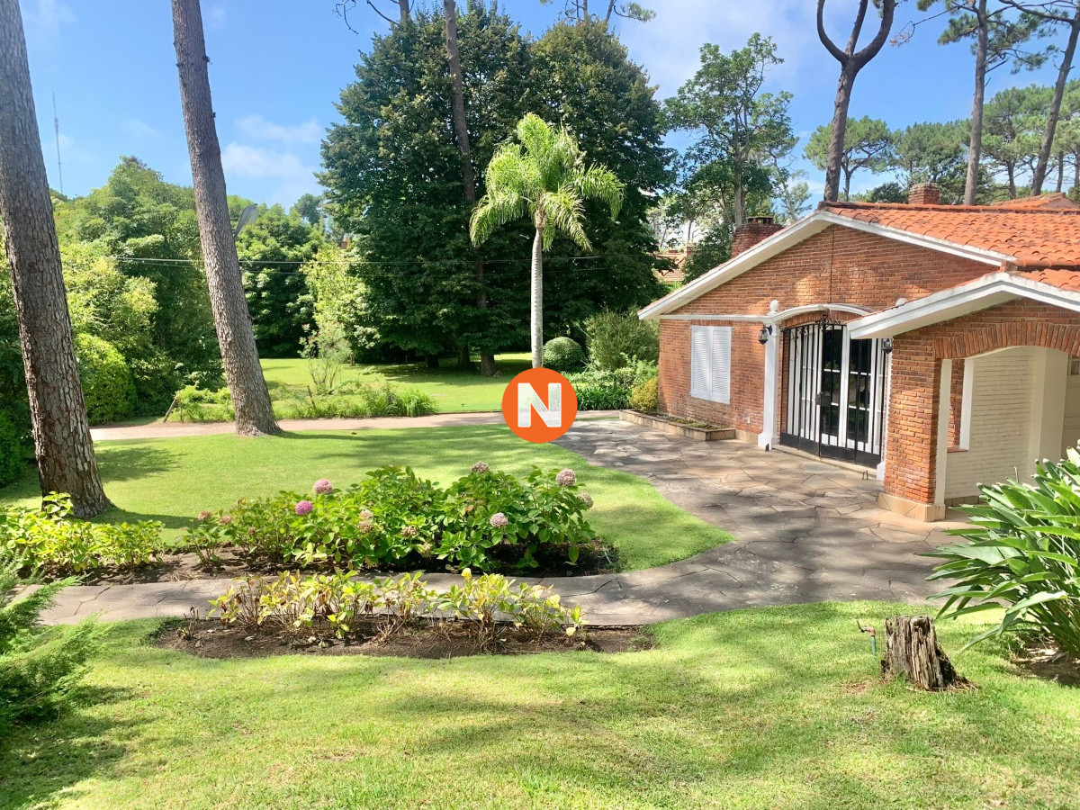 Casa Ref.220373 - Excelente oportunidad Chalet con amplios jardines y espacios verdes en venta