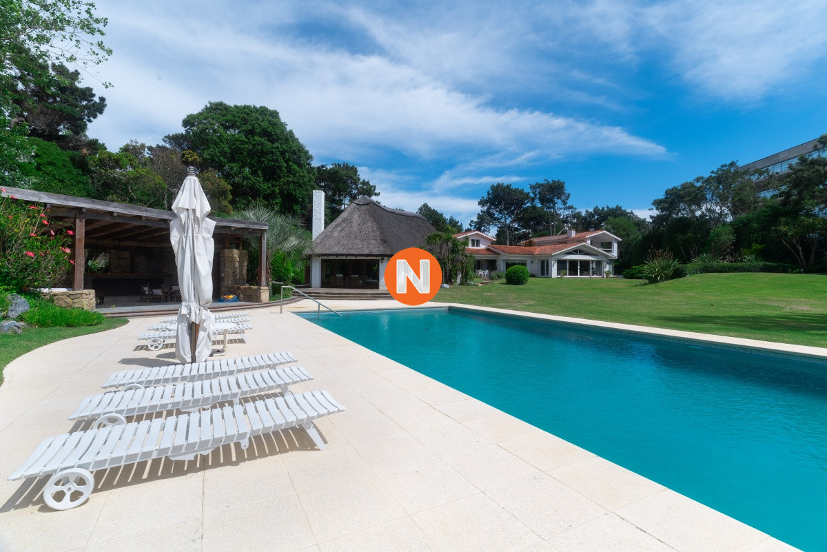 Casa Ref.209970 - Casa en Venta Golf de  Punta del Este, frente al mar, con vista , 6 Dormitorios.