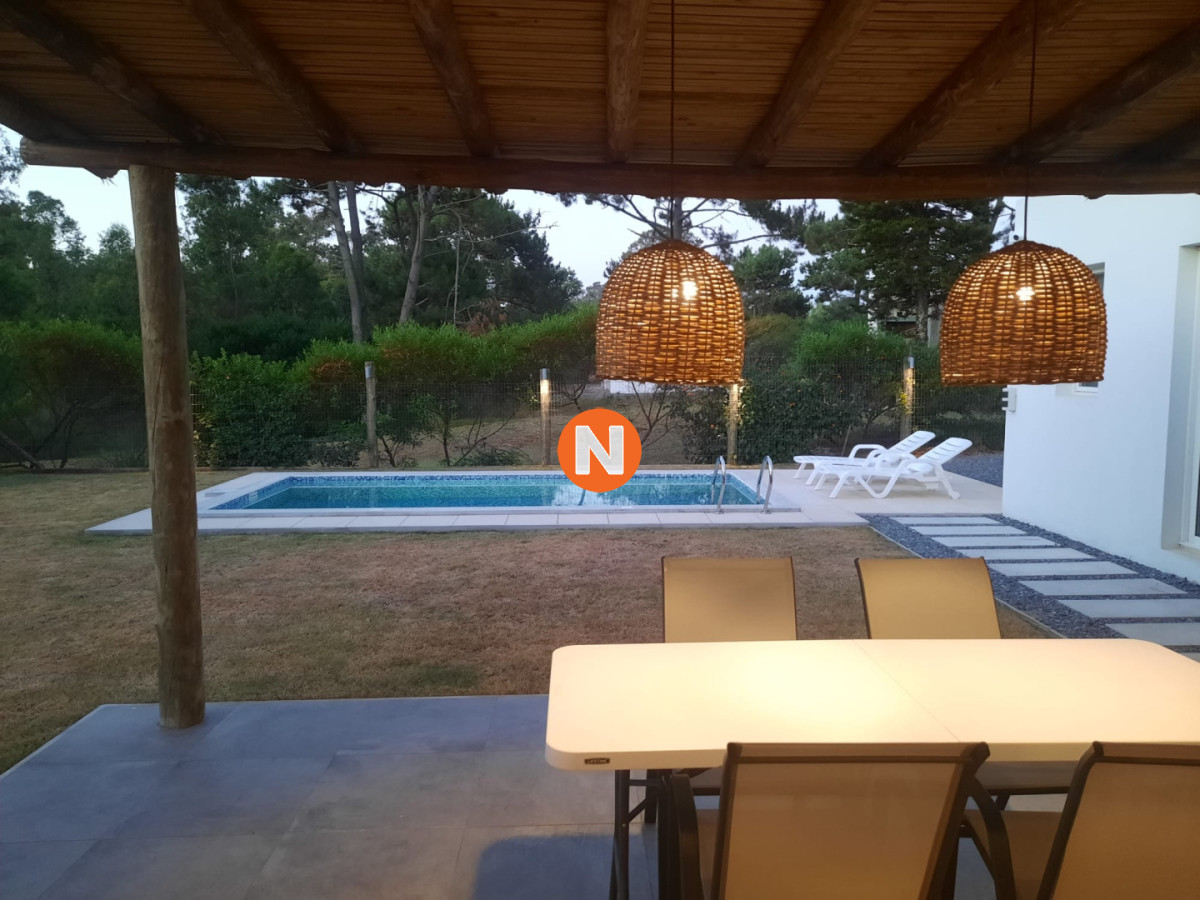 Casa Ref.225562 - Casa en La Barra: Comodidad y Estilo