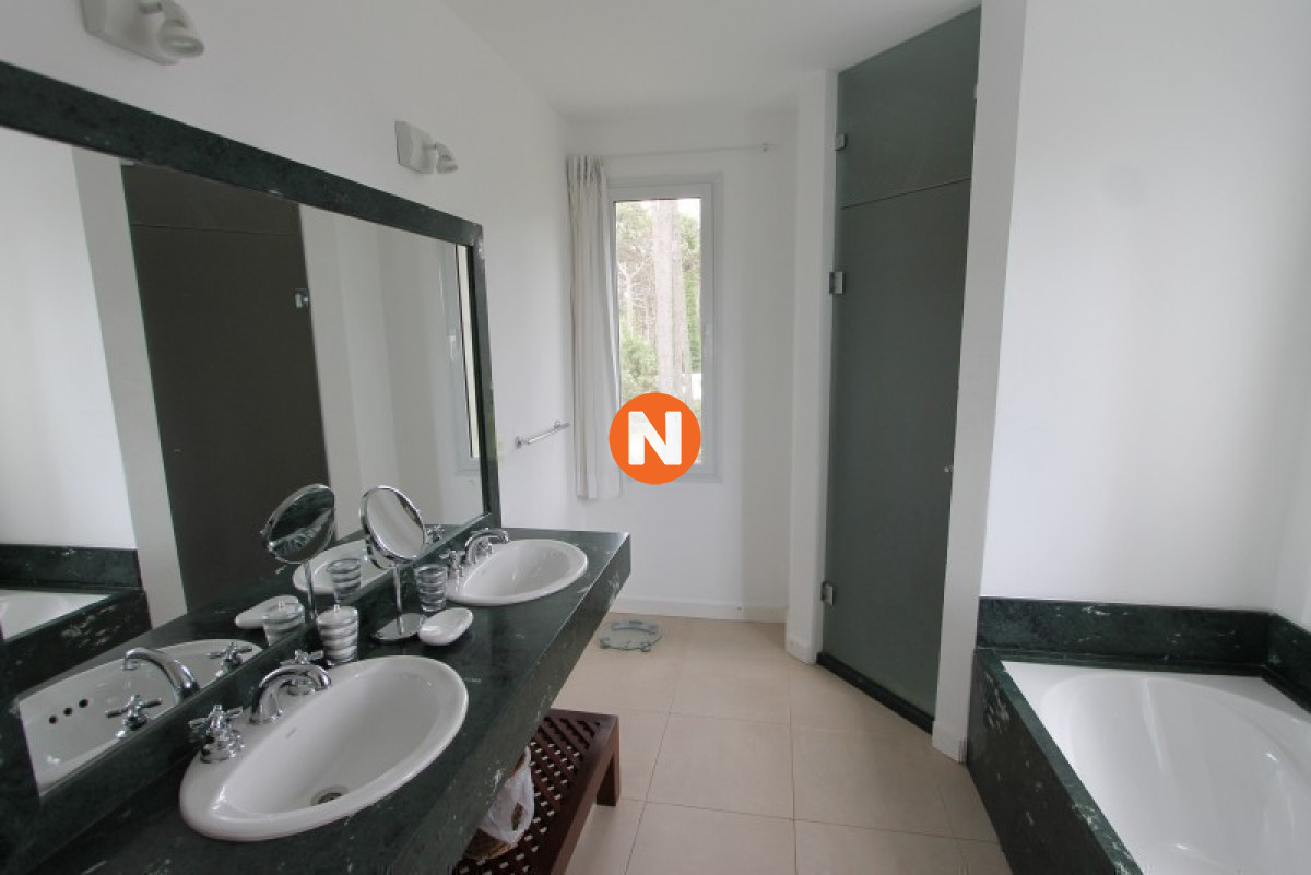 Casa Ref.223501 - Casa en Venta, La Barra, 5 dormitorios