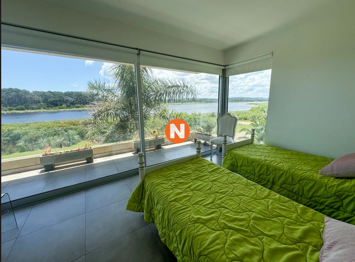 Casa Ref.223696 - Casa en venta con 4 dormitorios frente a Laguna del Diario, Punta del Este, Maldonado
