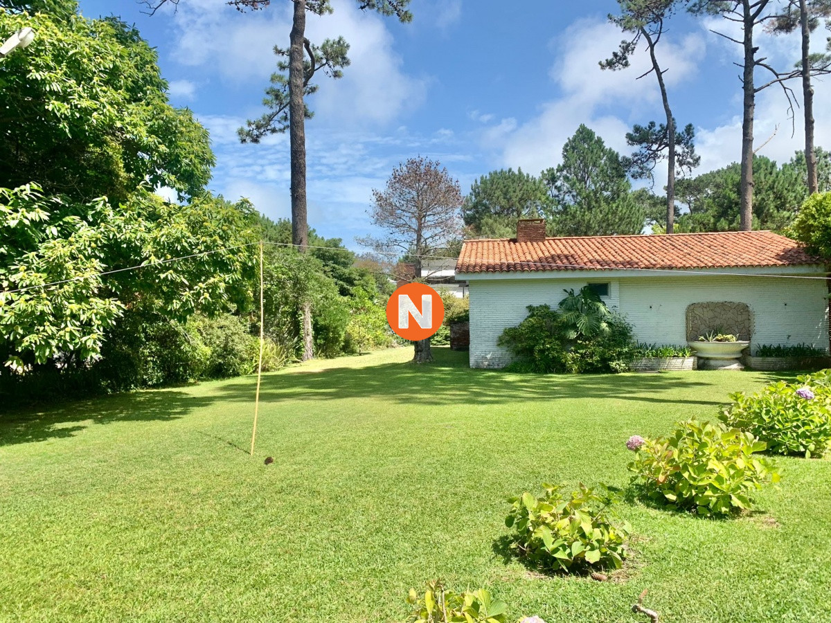 Casa Ref.220373 - Excelente oportunidad Chalet con amplios jardines y espacios verdes en venta