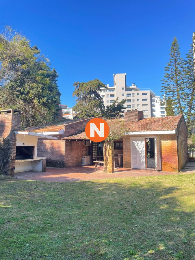 Casa Ref.219418 - En venta casa de 3 dormitorios más dependencia, brava, Punta del Este