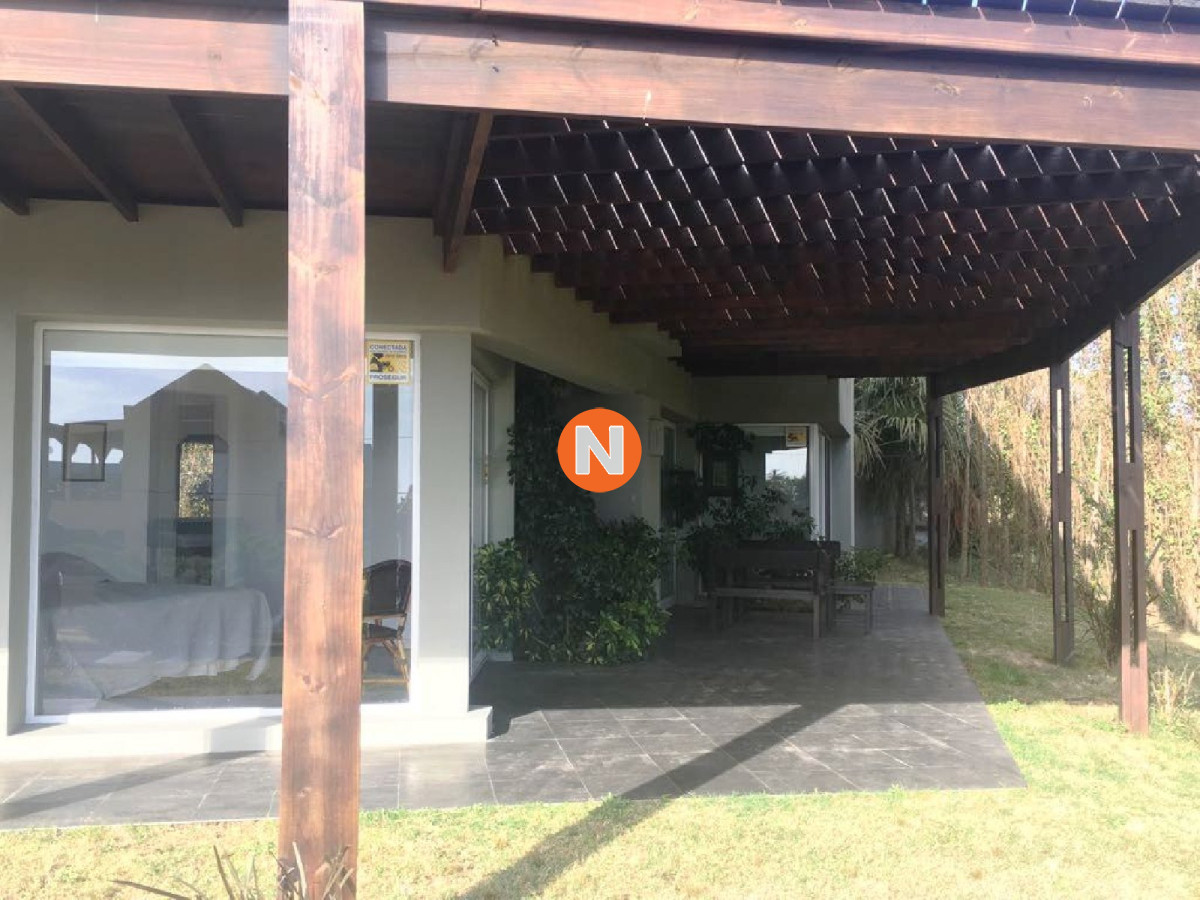 Casa Ref.213303 - Preciosa casa en venta con vista al mar - Manantiales 