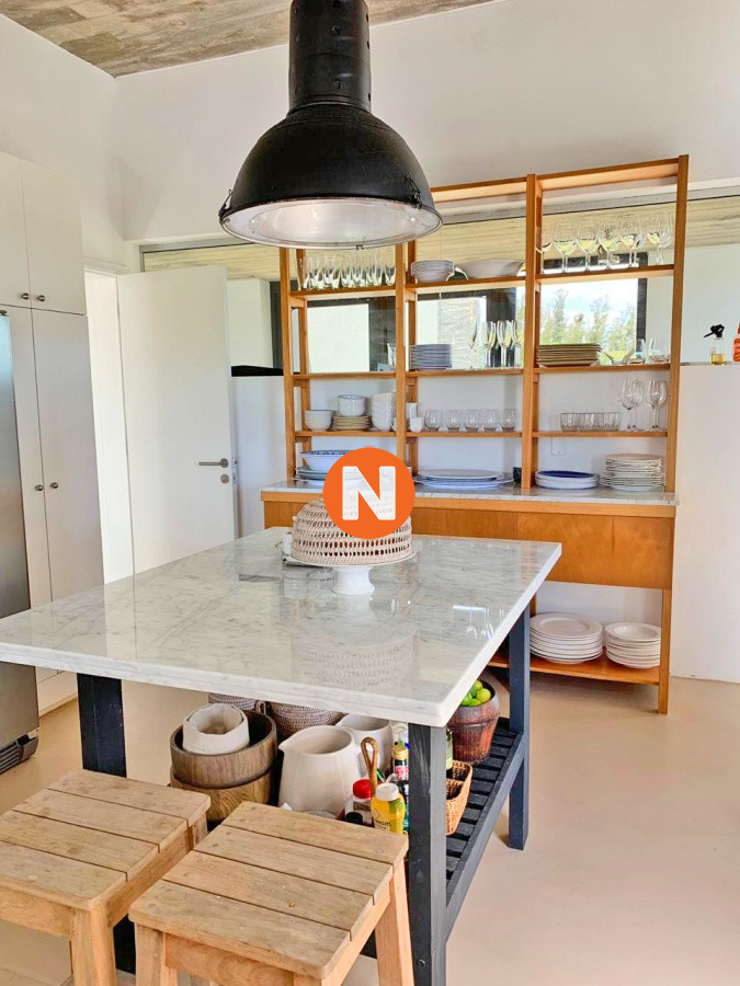 Casa Ref.214619 - En venta casa de 4 dormitorios más dependencia de servicio, Las Garzas 