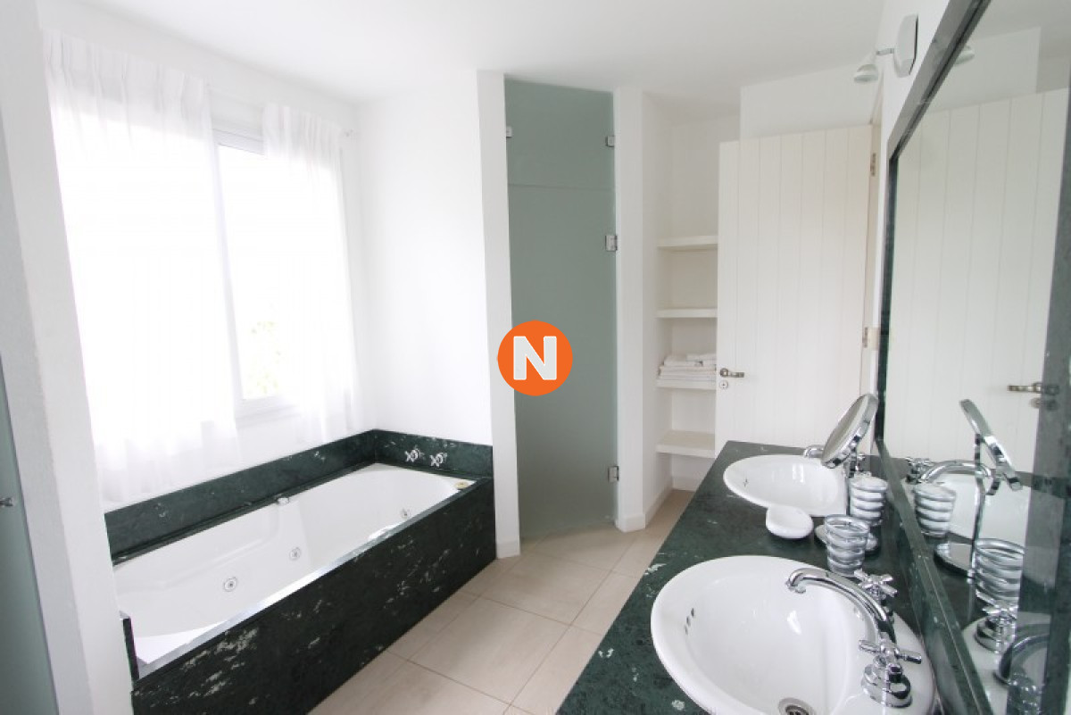 Casa Ref.223501 - Casa en Venta, La Barra, 5 dormitorios