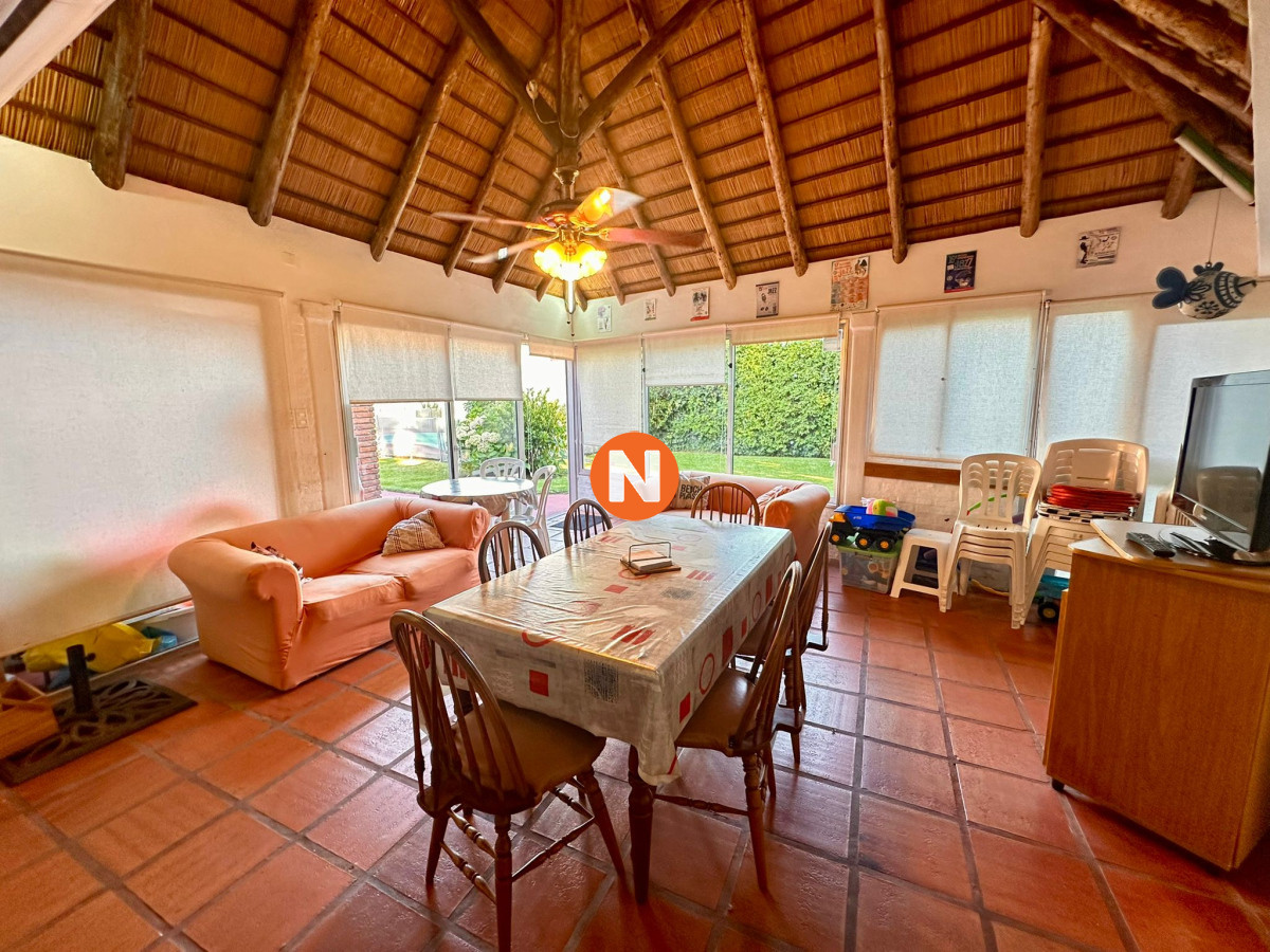 Casa Ref.223265 - En Venta, casa en zona de playa Mansa.. a pasos del mar!!!