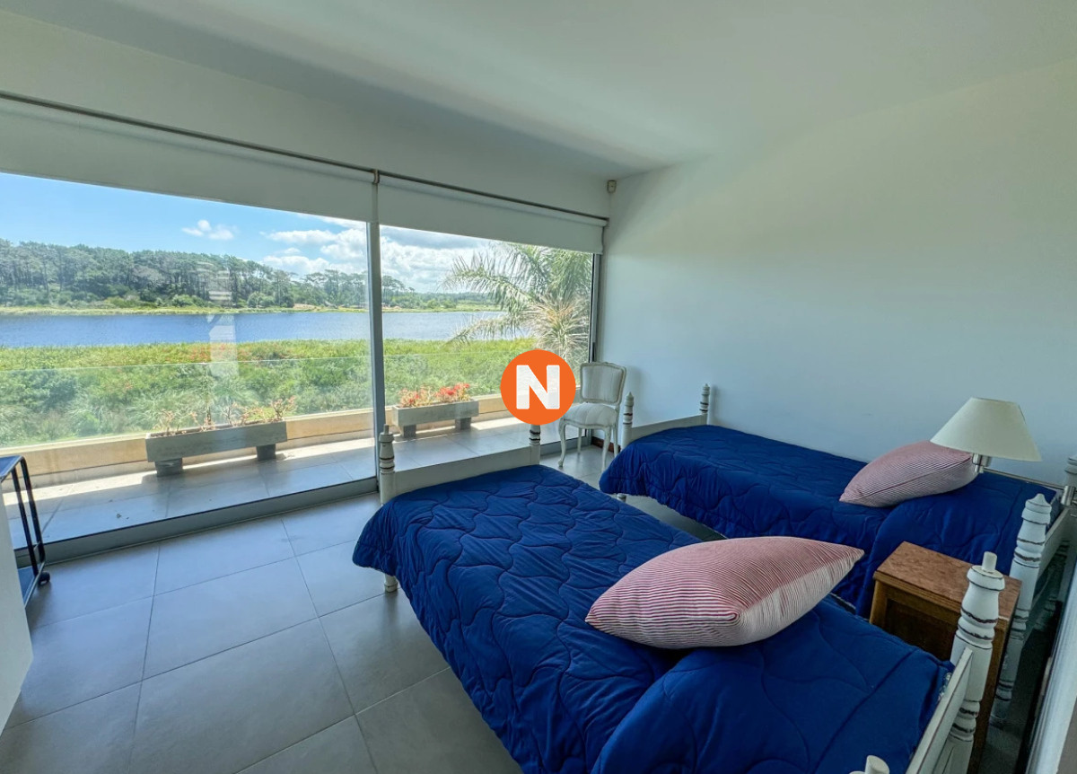 Casa Ref.223696 - Casa en venta con 4 dormitorios frente a Laguna del Diario, Punta del Este, Maldonado
