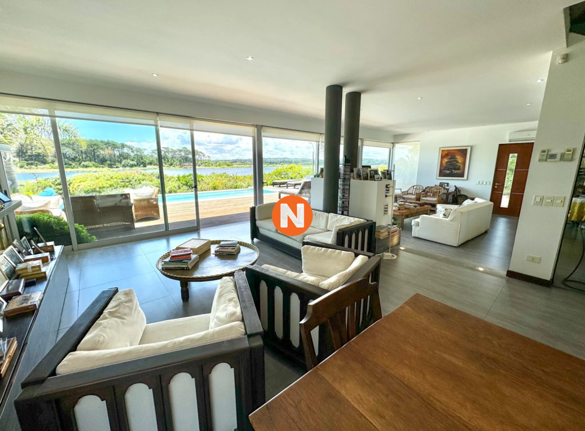 Casa Ref.223696 - Casa en venta con 4 dormitorios frente a Laguna del Diario, Punta del Este, Maldonado