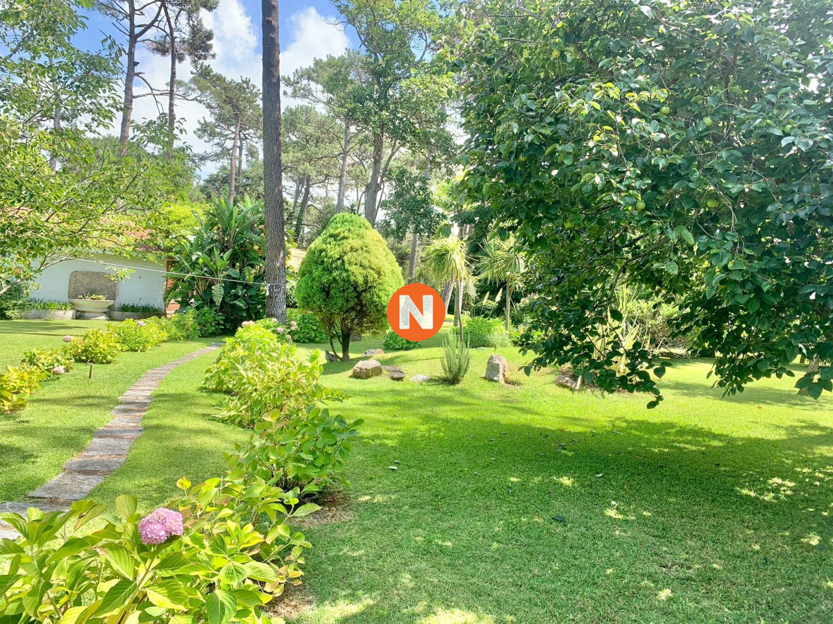 Casa Ref.220373 - Excelente oportunidad Chalet con amplios jardines y espacios verdes en venta