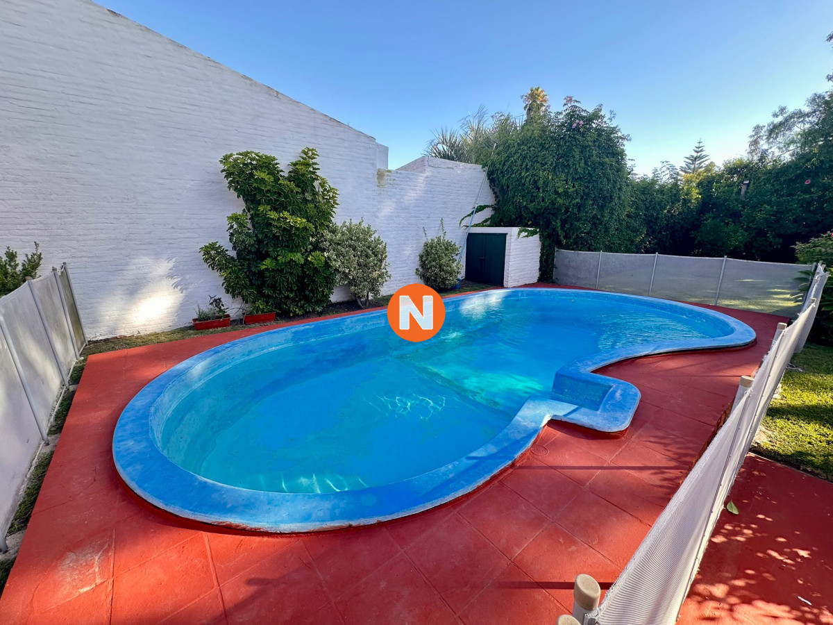 Casa Ref.223265 - En Venta, casa en zona de playa Mansa.. a pasos del mar!!!