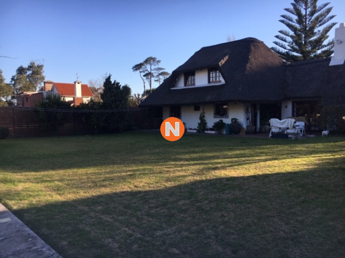Casa Ref.215522 - Muy linda casa en venta, gran terreno y barbacoa