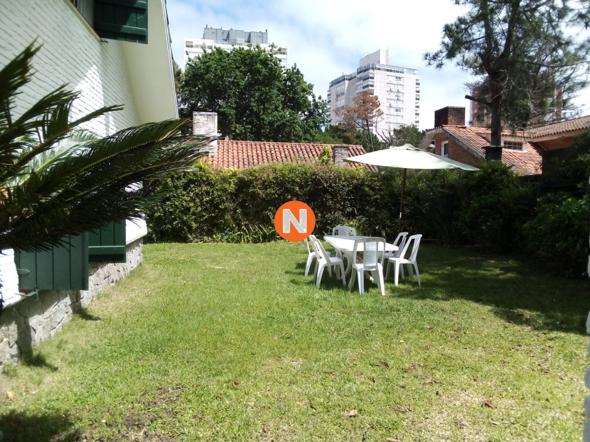 Casa Ref.215674 - Casa de 5 dormitorios en Alquiler, Mansa, Punta del Este