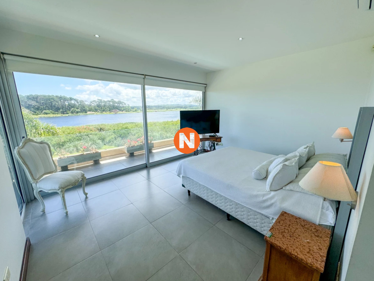 Casa Ref.223696 - Casa en venta con 4 dormitorios frente a Laguna del Diario, Punta del Este, Maldonado