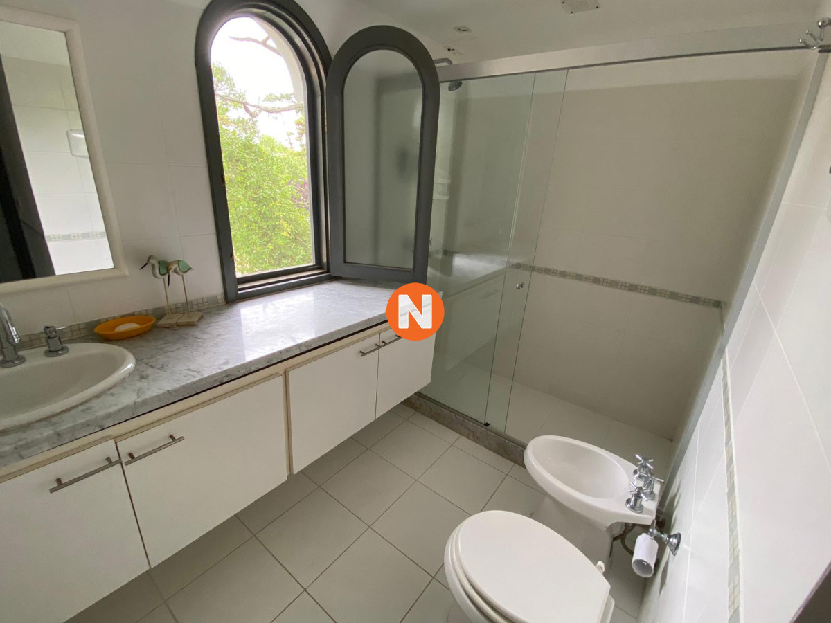 Casa Ref.205176 - Casa en Venta y Alquiler, Rincón del Indio, Punta del Este, 4 Dormitorios.