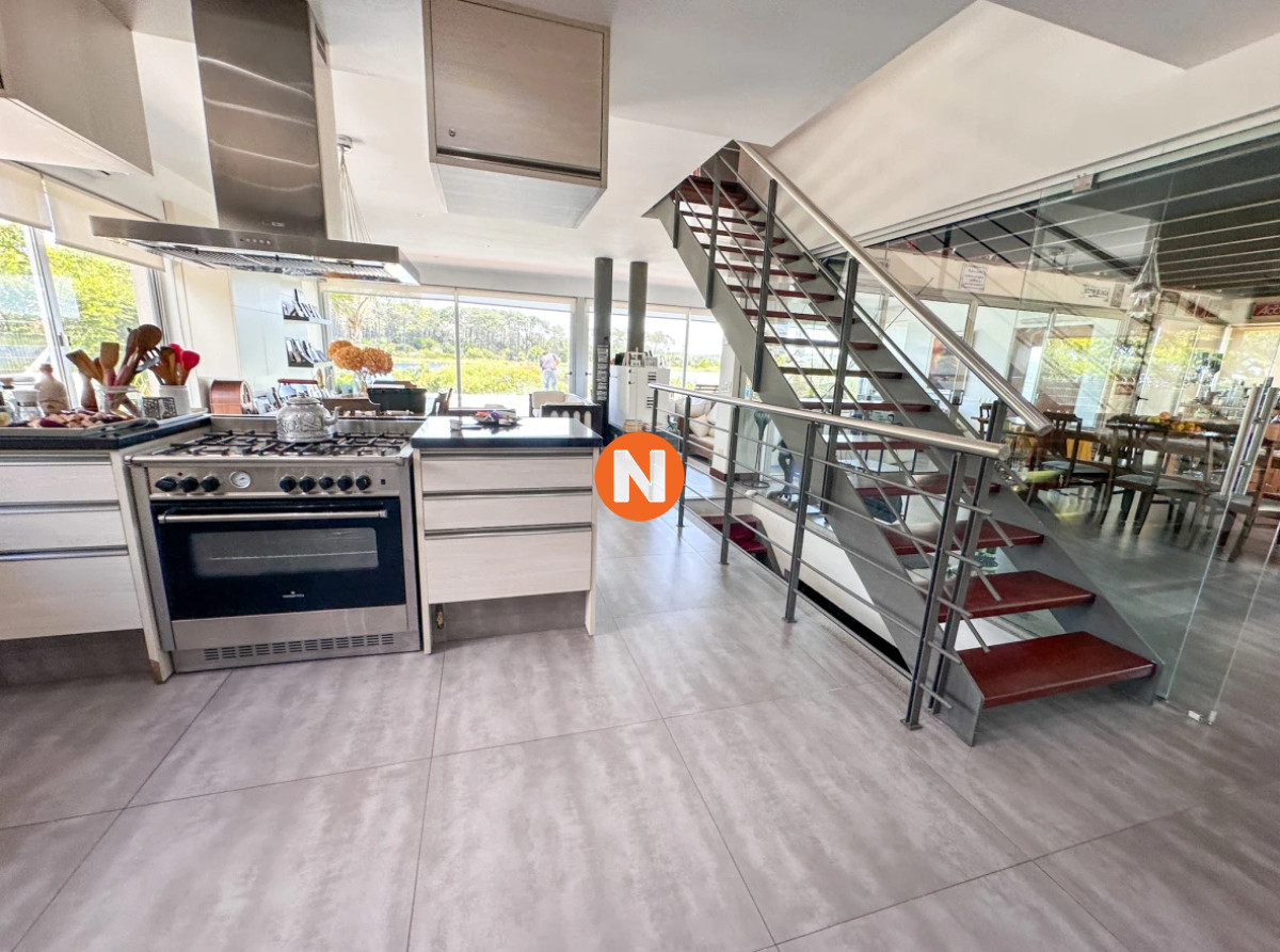 Casa Ref.223696 - Casa en venta con 4 dormitorios frente a Laguna del Diario, Punta del Este, Maldonado