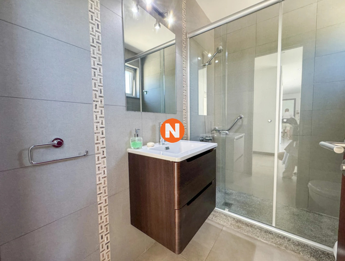 Casa Ref.223696 - Casa en venta con 4 dormitorios frente a Laguna del Diario, Punta del Este, Maldonado