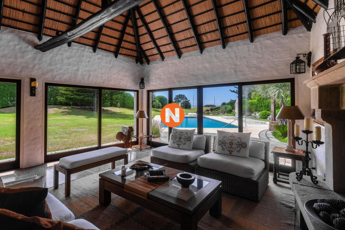 Casa Ref.209970 - Casa en Venta Golf de  Punta del Este, frente al mar, con vista , 6 Dormitorios.