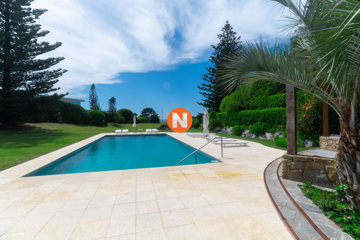 Casa Ref.209970 - Casa en Venta Golf de  Punta del Este, frente al mar, con vista , 6 Dormitorios.