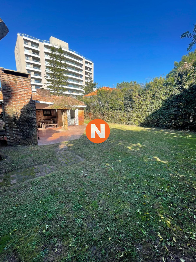 Casa Ref.219418 - En venta casa de 3 dormitorios más dependencia, brava, Punta del Este
