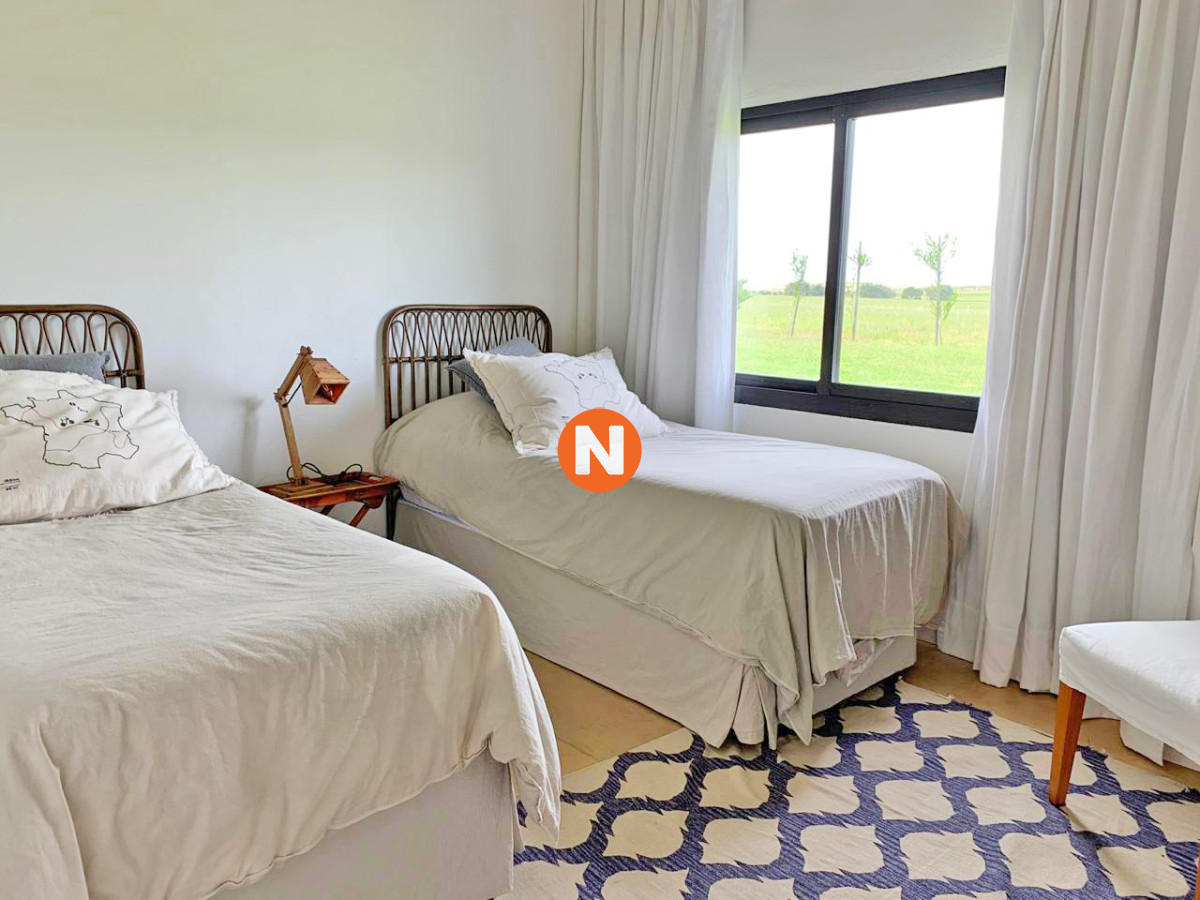 Casa Ref.214619 - En venta casa de 4 dormitorios más dependencia de servicio, Las Garzas 