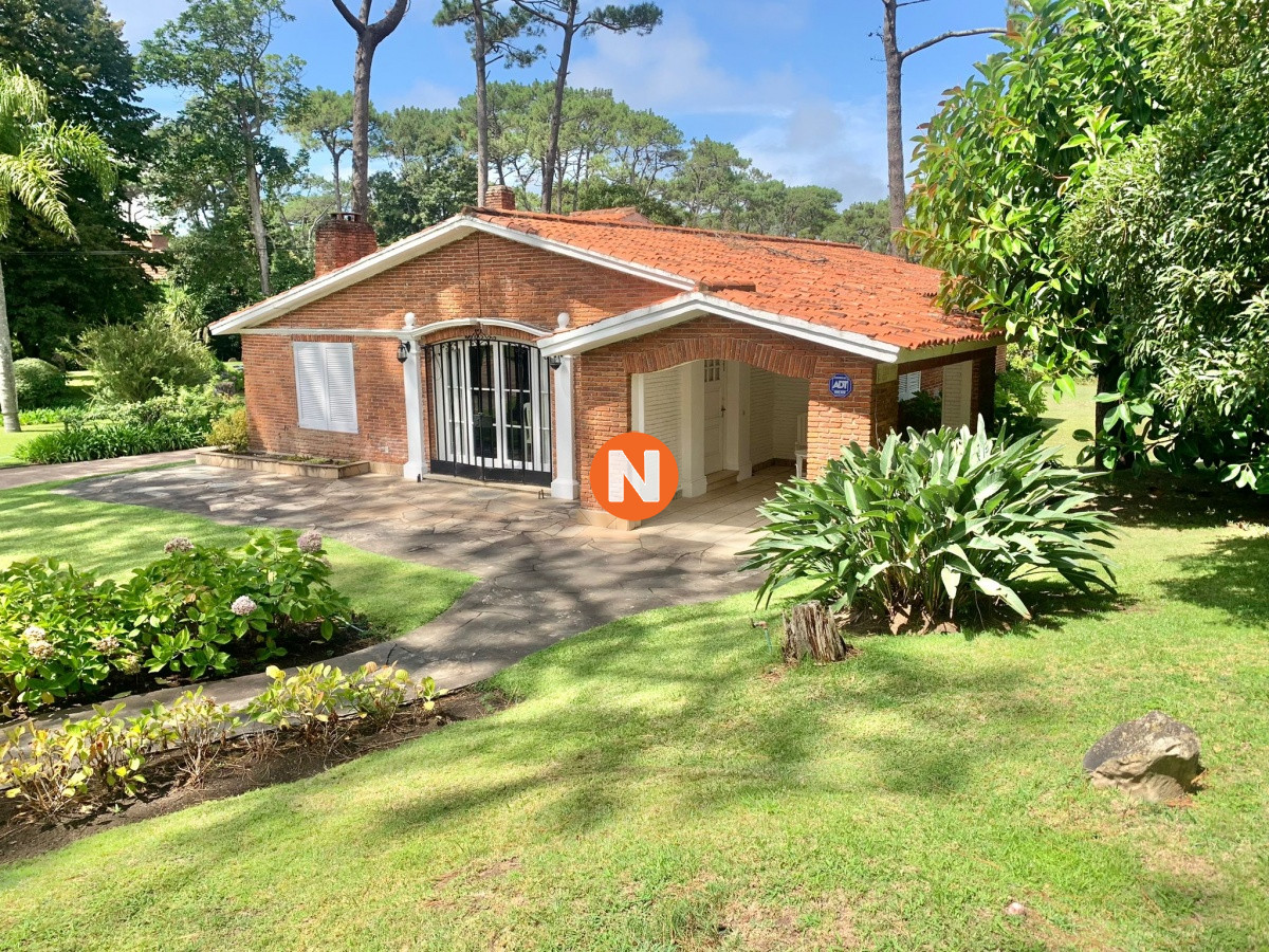 Casa Ref.220373 - Excelente oportunidad Chalet con amplios jardines y espacios verdes en venta