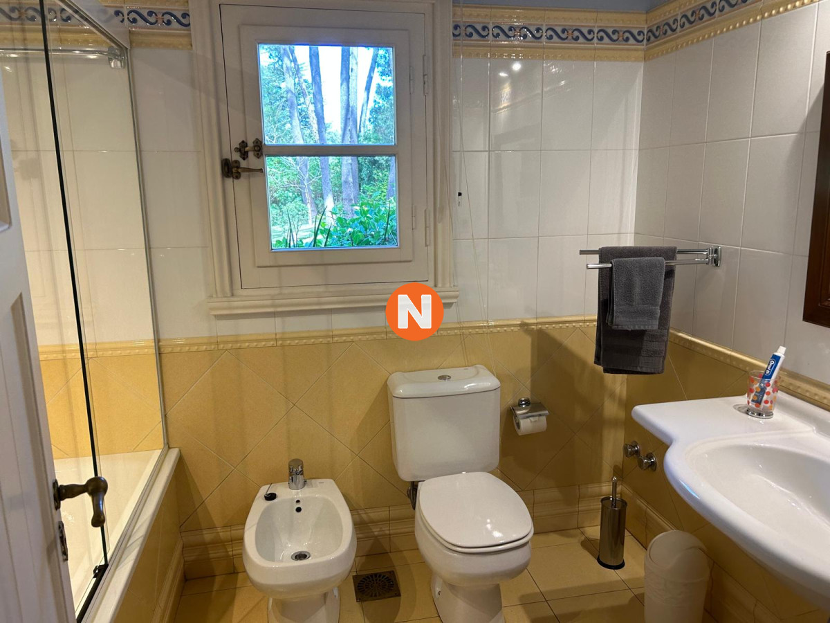 Casa Ref.224064 - Un Oasis de Elegancia en el Corazón del Golf de Punta del Este