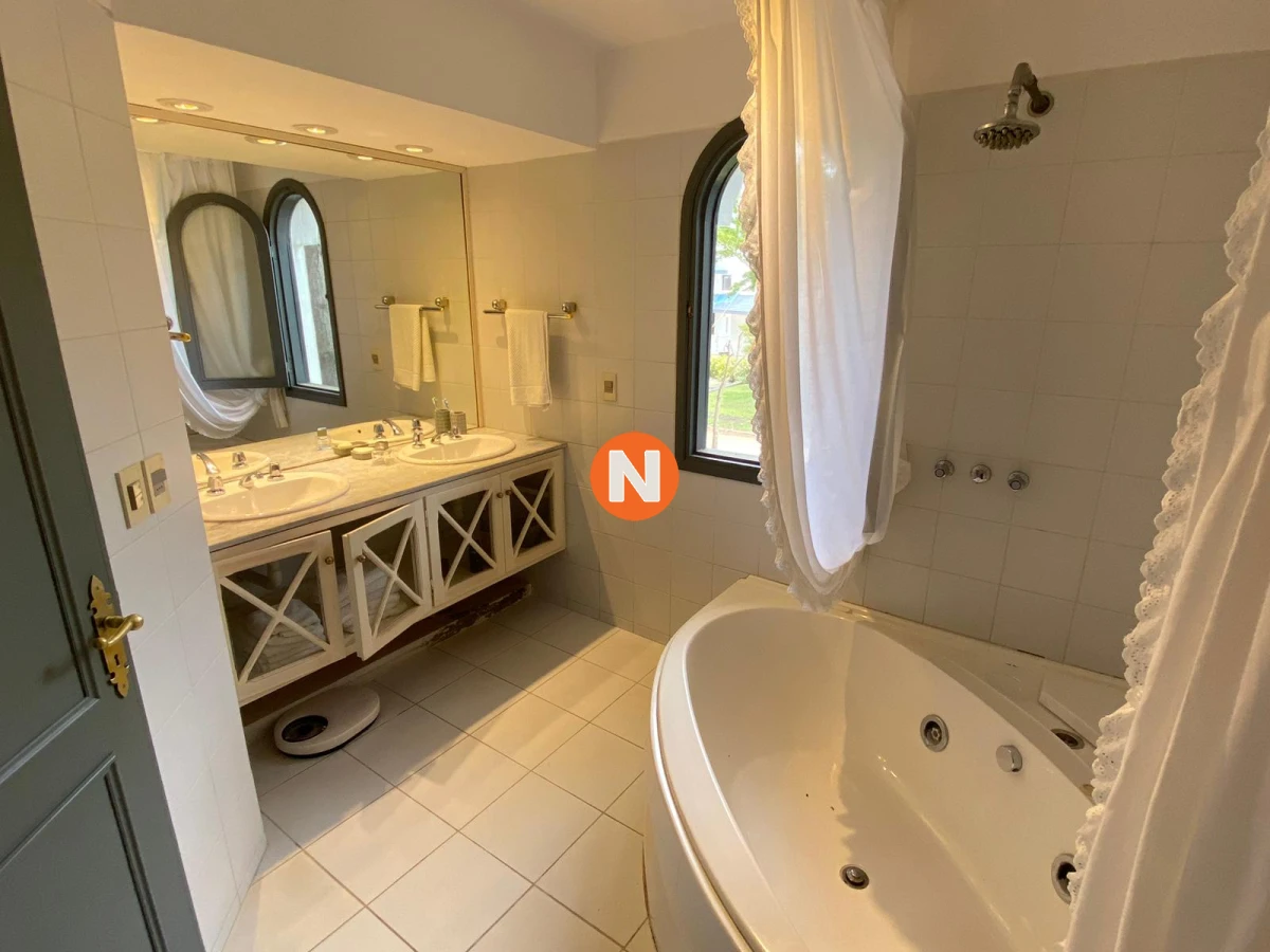 Casa Ref.205176 - Casa en Venta y Alquiler, Rincón del Indio, Punta del Este, 4 Dormitorios.