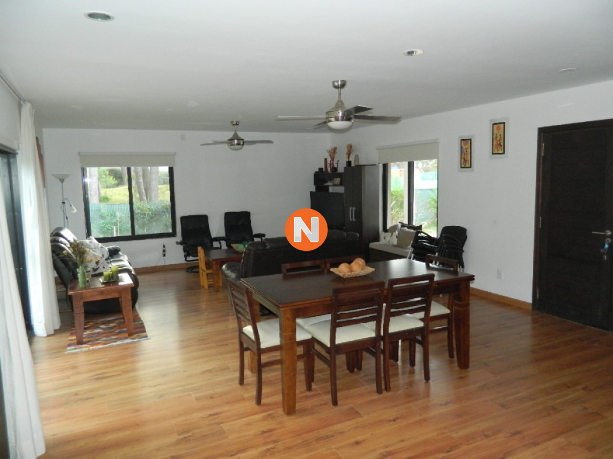 Casa Ref.214221 - VENTA DE CASA DE 5 DORMITORIOS EN BARRIO PRIVADO LA ARBOLADA PUNTA DEL ESTE 