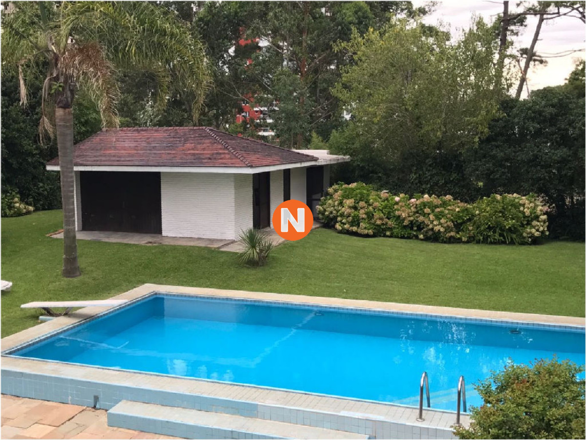Casa Ref.208010 - Casa en Venta y Alquiler, Cantegril, Punta del Este, 6 Dormitorios.