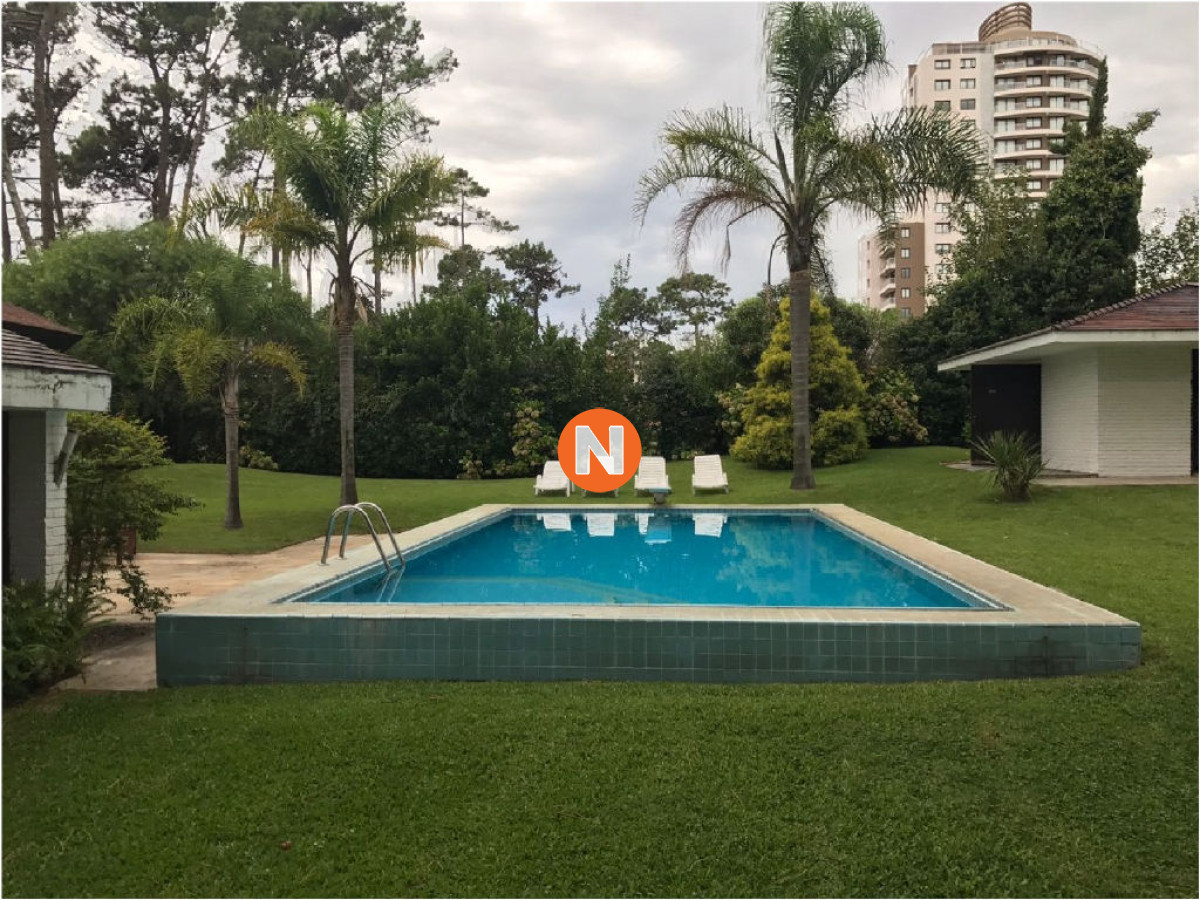 Casa Ref.208010 - Casa en Venta y Alquiler, Cantegril, Punta del Este, 6 Dormitorios.