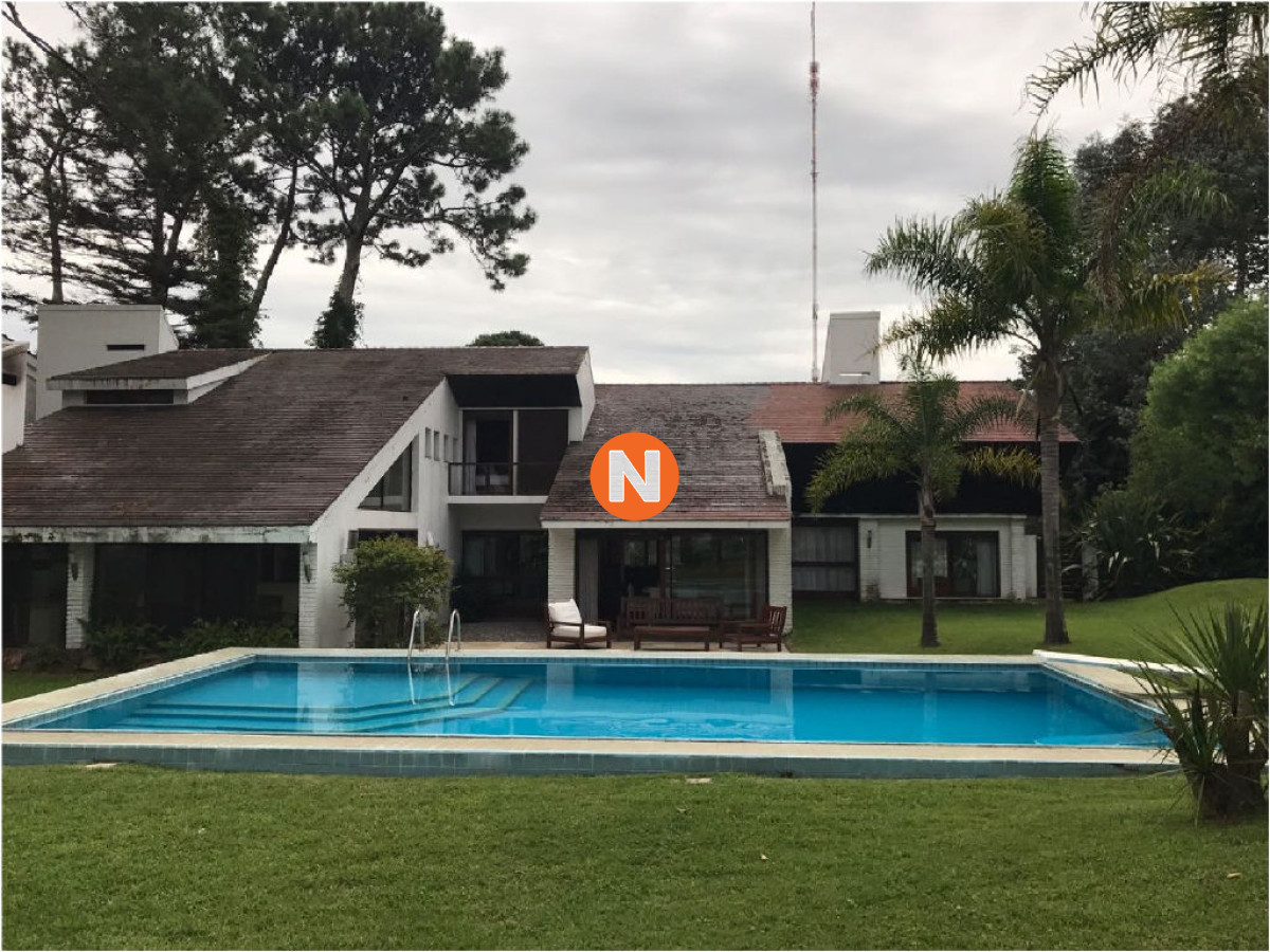 Casa Ref.208010 - Casa en Venta y Alquiler, Cantegril, Punta del Este, 6 Dormitorios.