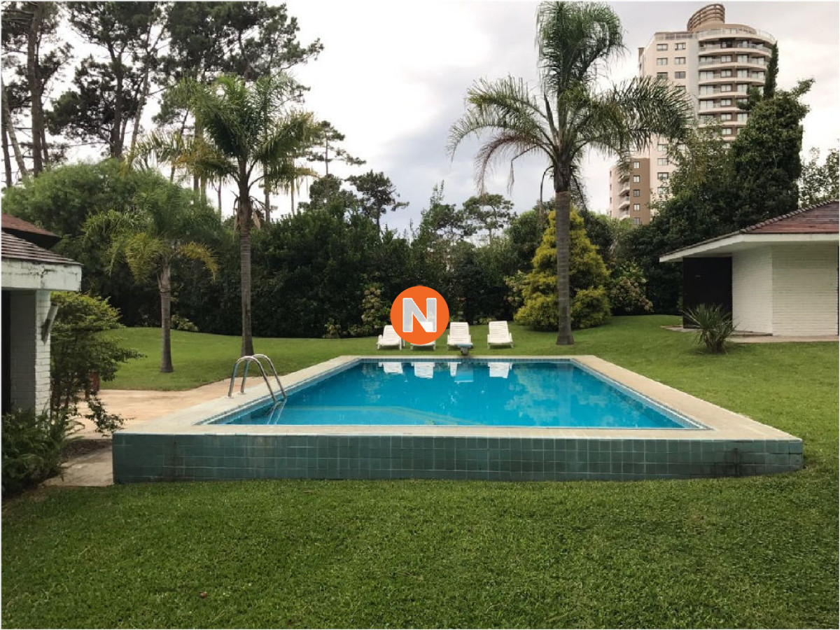 Casa Ref.208010 - Casa en Venta y Alquiler, Cantegril, Punta del Este, 6 Dormitorios.