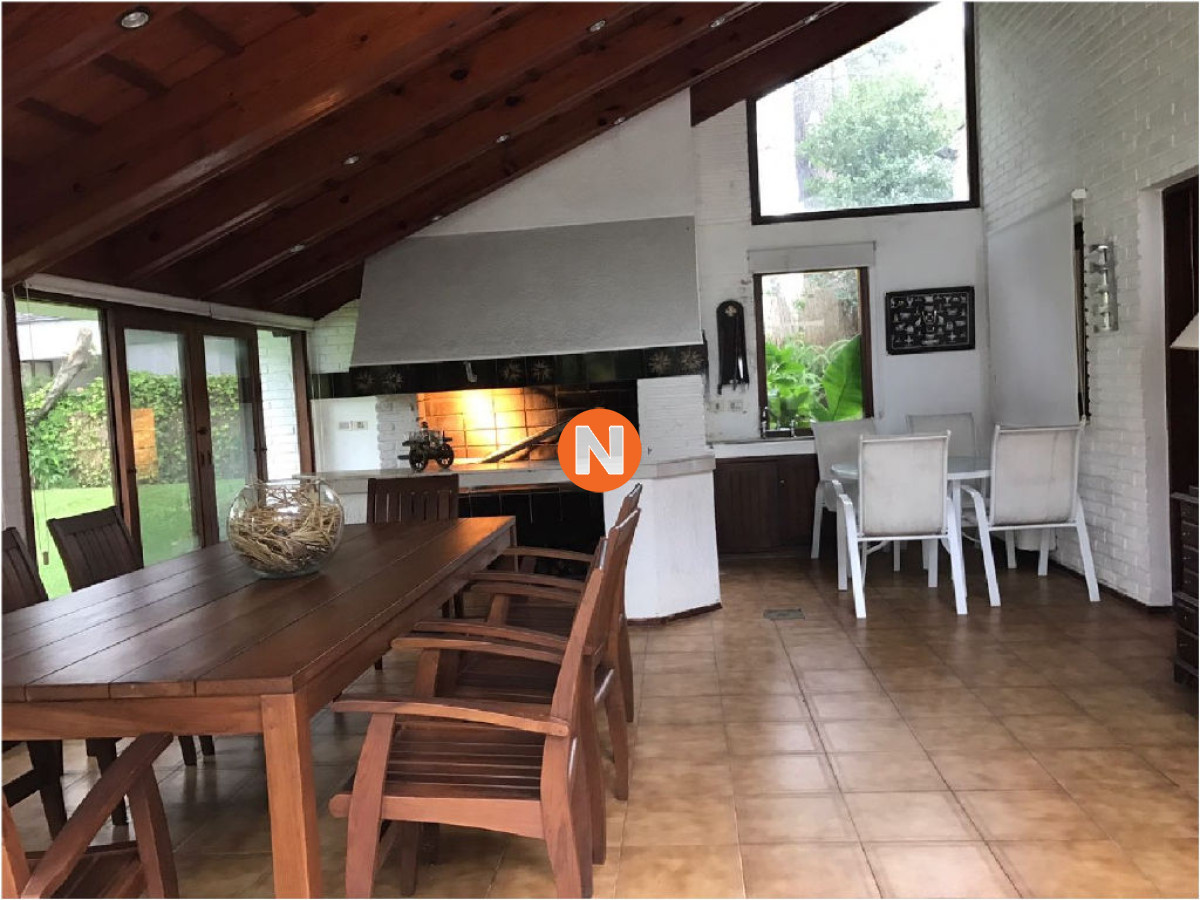 Casa Ref.208010 - Casa en Venta y Alquiler, Cantegril, Punta del Este, 6 Dormitorios.