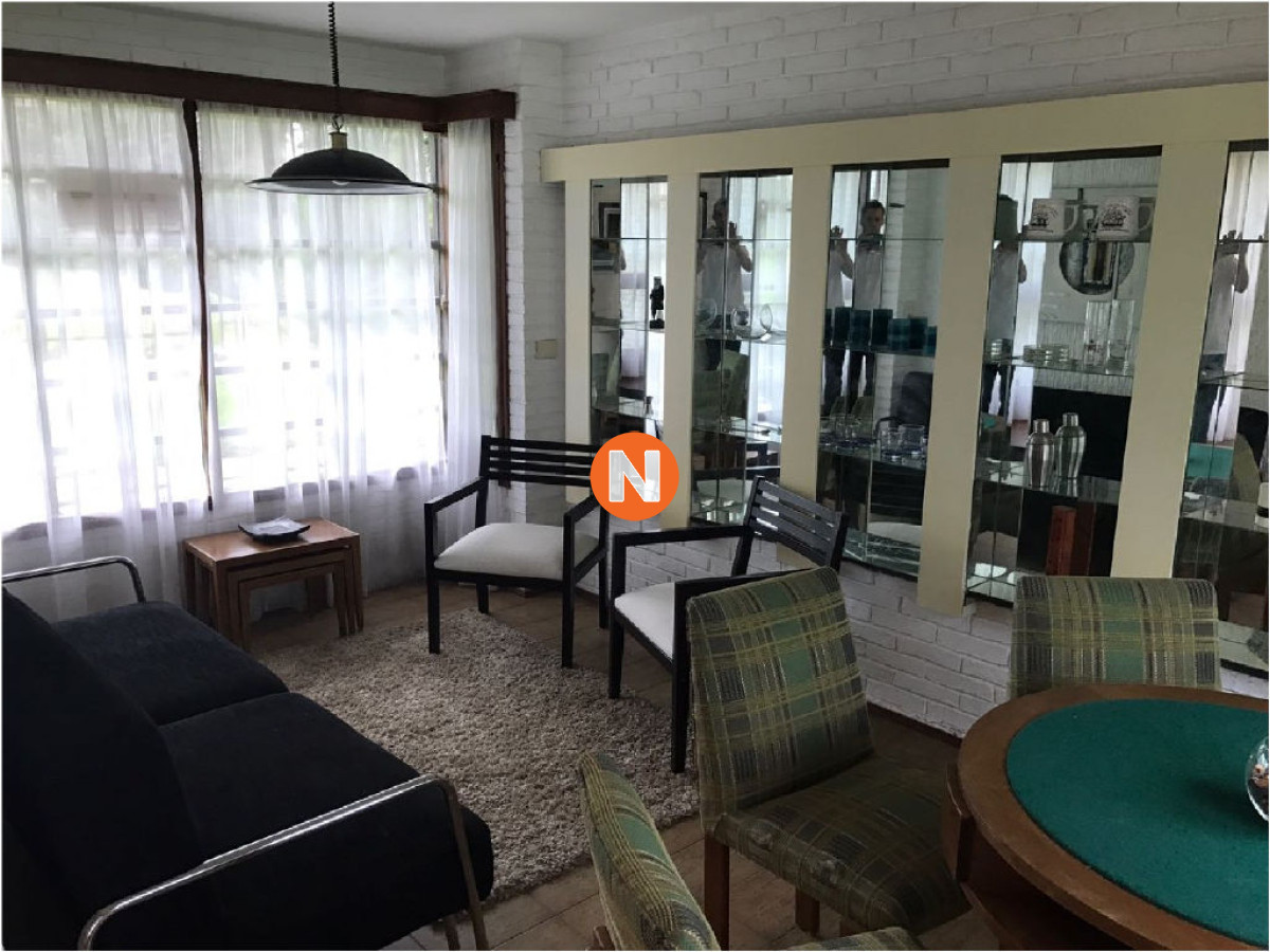 Casa Ref.208010 - Casa en Venta y Alquiler, Cantegril, Punta del Este, 6 Dormitorios.