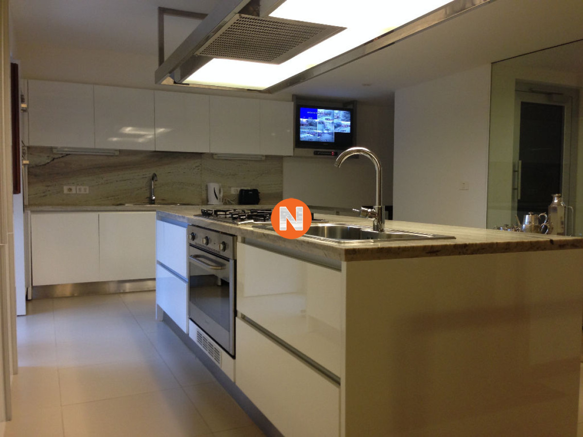 Casa Ref.208868 - Casa en Venta y Alquiler, Golf, Punta del Este, 7 Dormitorios.
