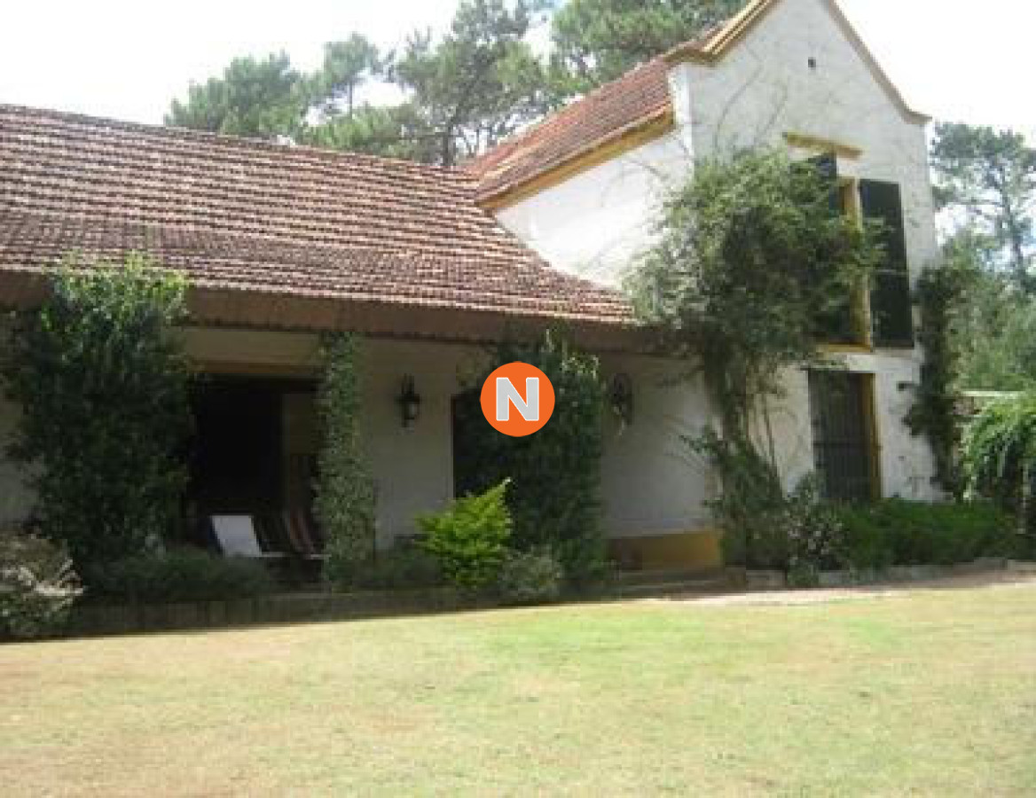 Casa Ref.209000 - Casa en Venta, Cantegril, Punta del Este, 4 Dormitorios.