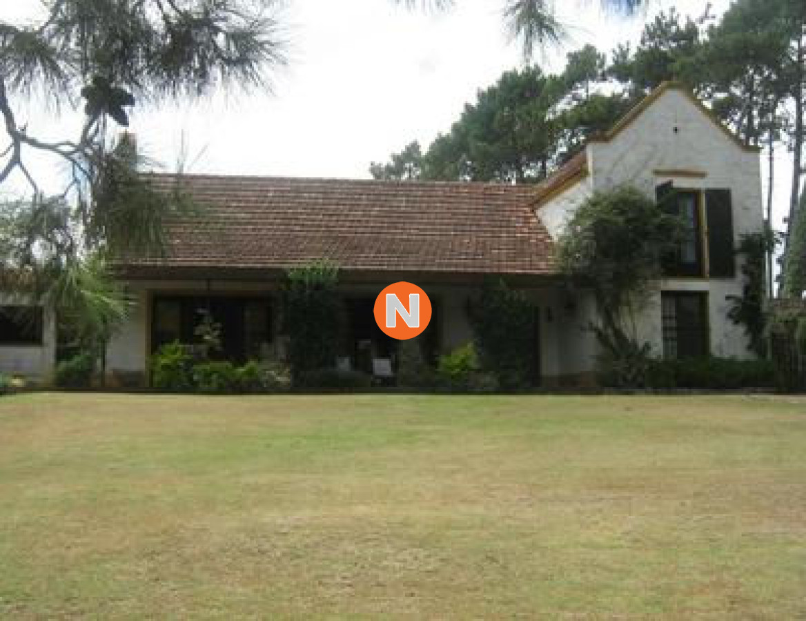 Casa Ref.209000 - Casa en Venta, Cantegril, Punta del Este, 4 Dormitorios.