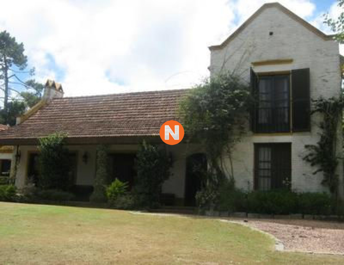 Casa Ref.209000 - Casa en Venta, Cantegril, Punta del Este, 4 Dormitorios.