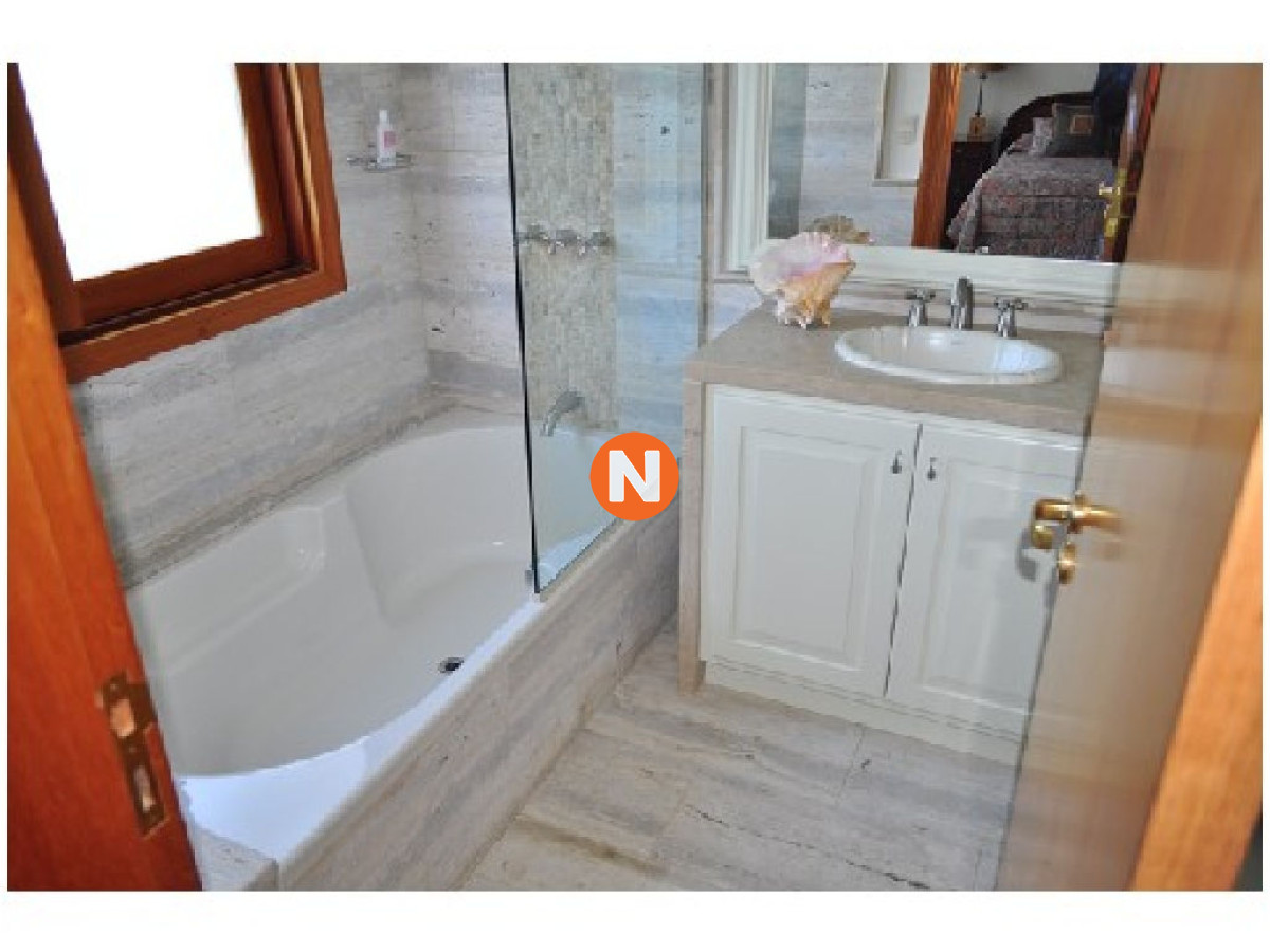 Casa Ref.209176 - Casa en Venta, Mansa, Punta del Este, 5 Dormitorios.