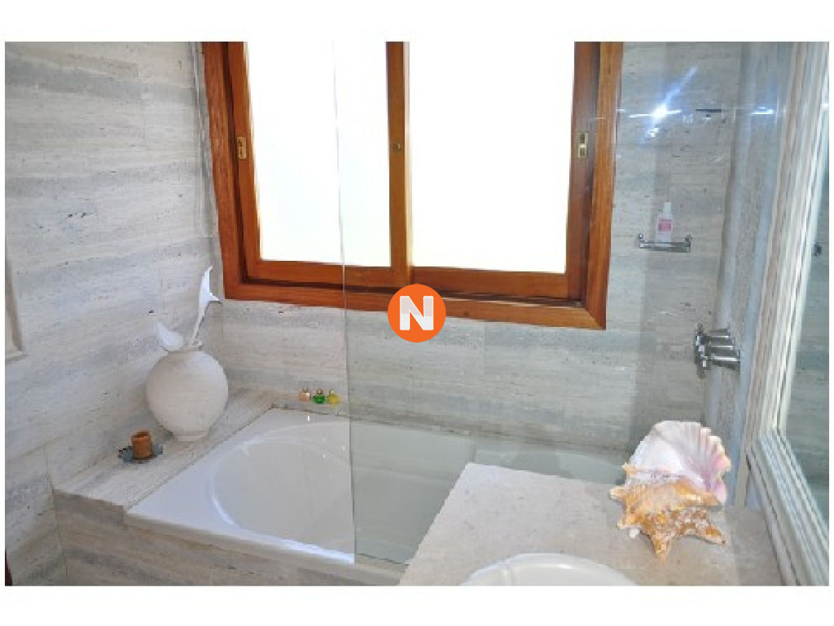 Casa Ref.209176 - Casa en Venta, Mansa, Punta del Este, 5 Dormitorios.