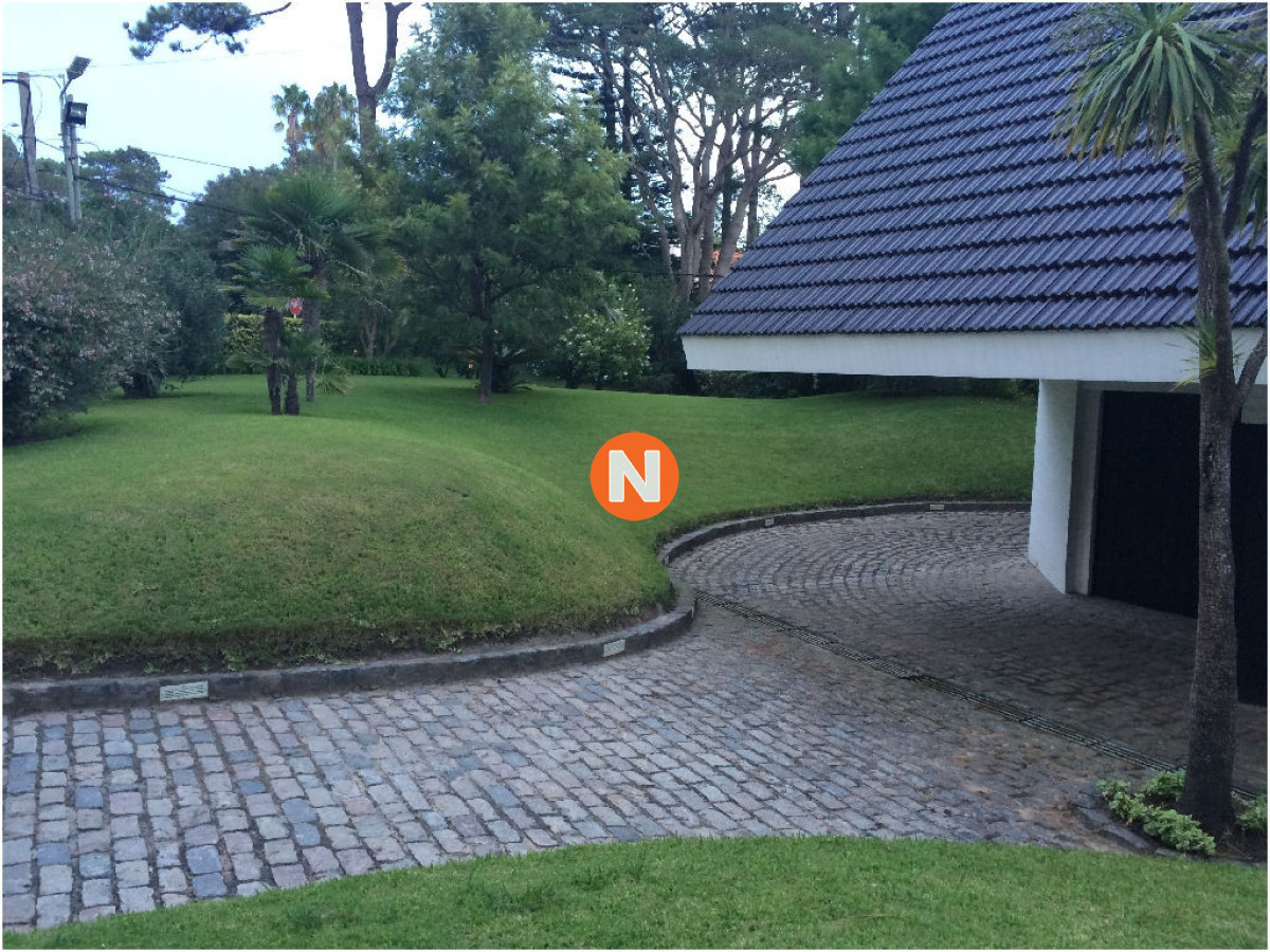 Casa Ref.209301 - Casa en Venta, House in  Punta del Este, 4 Dormitorios, Zona Golf