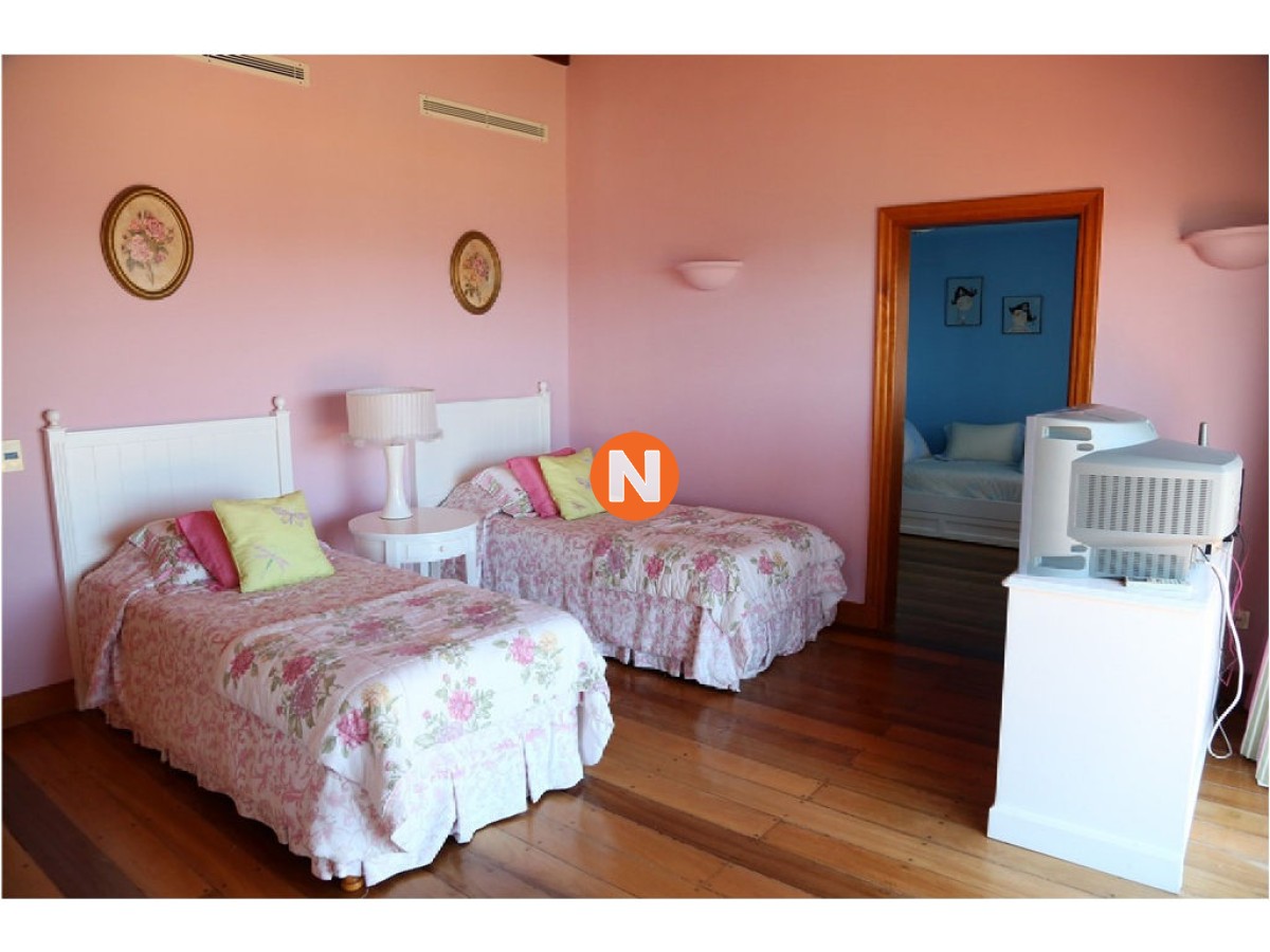 Casa Ref.210041 - Casa en Venta, Pinares, Punta del Este, 5 Dormitorios.